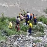 बद्रीनाथ हाईवे पर बड़ा सड़क हादसा,अलकनंदा नदी में गिरा सवारियों से भरा टेम्पू ट्रैवलर