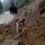 उत्तरकाशी के डबरानी क्षतिग्रस्त मार्ग पर अचानक मलबा आने से हादसा,दो युवकों की मौत
