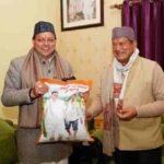 मुख्यमंत्री धामी ने पूर्व सीएम हरीश रावत से की शिष्टाचार भेंट, अपने खेत में उत्पादित चावल हरीश रावत को किए भेंट