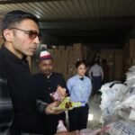 डीएम सविन बंसल ने आंगनबाड़ी केंद्रों को राशन ले जा रहे वाहनों को रुकवाकर मौके पर ही खाद्य सामग्री की सैंपलिंग कराई