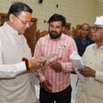 मुख्यमंत्री धामी ने प्रदेश के विभिन्न जनपदों से आए लोगों की समस्याओं को सुना