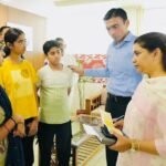 कैंसर पीड़ित विधवा सुनीता को जिला प्रशासन ने दी बड़ी राहत; बेटे को स्कूल में दाखिला, बेटी की शिक्षा ‘नंदा-सुनंदा’ से पुनर्जीवित, रायफल क्लब फंड से 50 हजार रुपये की आर्थिक सहायता